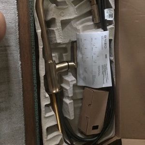 Litze delta kitchen pull out faucet in luxe gold